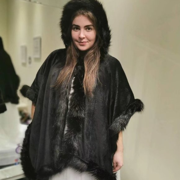 Red faux fur hooded shawl - Picture 4 of 12